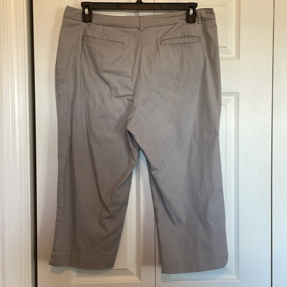 Women’s sz 14 Counterparts light gray capris. Front/back pockets 2% spandex - Picture 4 of 8